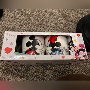 (4 mugs total) Disney Mickey & Minnie Mouse mugs 2 sets.